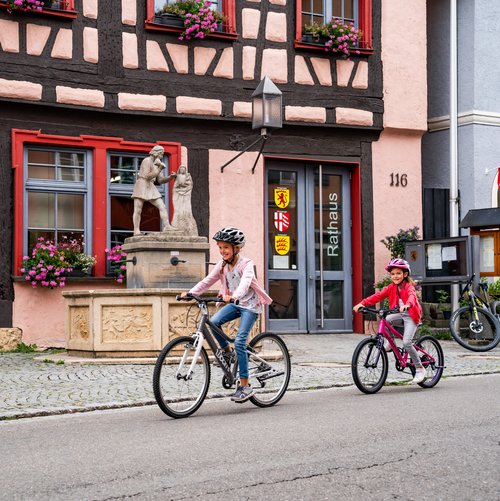 Kinder beim Fahrradfahren vor dem Rathaus Veringenstadt